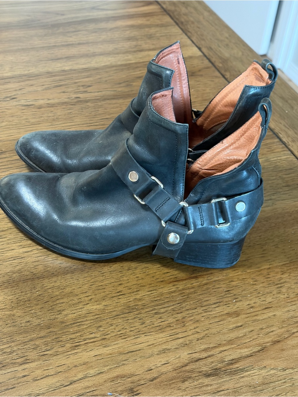 Jeffrey Campbell Women’s Black Leather ankle boot with elastic ankle.